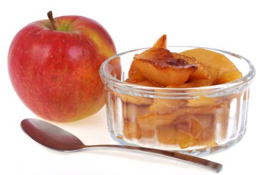 Elma karamelize elma ramekin yanında yakın plan beyaz arka plan