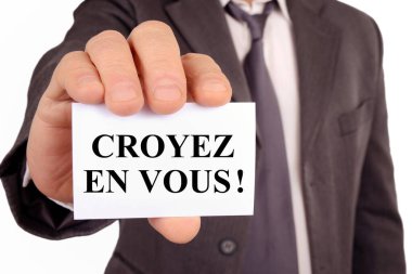 Üzerinde bir kart tutan adam sana inanıyor. 