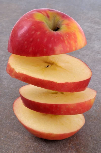灰色背景下的切碎苹果特写 — 图库照片
