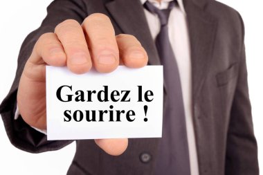 Üzerinde bir kart tutan adam gülümsemeye devam et. 