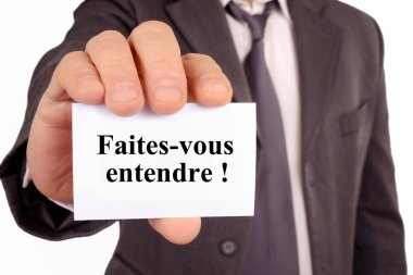 Üzerinde bir kart tutan adam sesini duyursun.