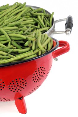 Colanders yeşil fasulye yakın plan beyaz arka plan 