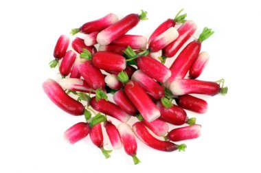 Beyaz arkaplanda toplu turp görüntüsü