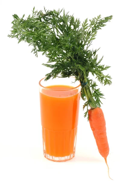 胡萝卜和胡萝卜汁在白色背景下的特写 — 图库照片