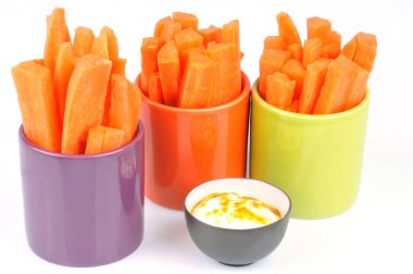 Havuç dilimleri ve soslu bir ramekin. 