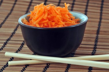 Bir kase havuç ve çubuk yakın çekim. 