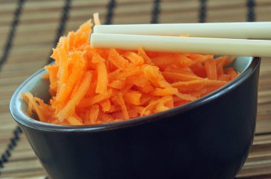 Bir kase havuç ve çubuk yakın çekim.