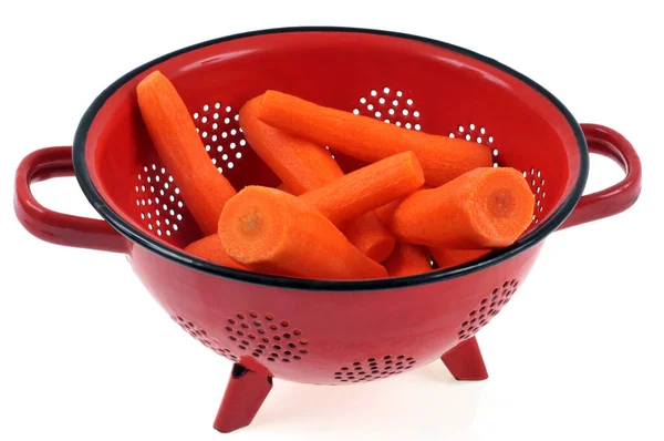 Морковь Дуршлаге Крупным Планом Белом Фоне — стоковое фото