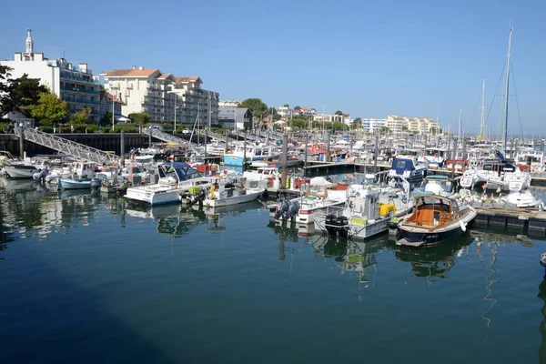 Gironde 'deki Arcachon limanına demirlemiş tekneler