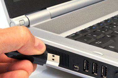Bir USB çubuğunu laptopa bağla
