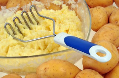 Ev yapımı patates püresi ve patates püresi.