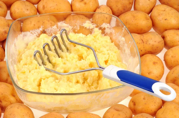 Ev yapımı patates püresi ve patates püresi. 