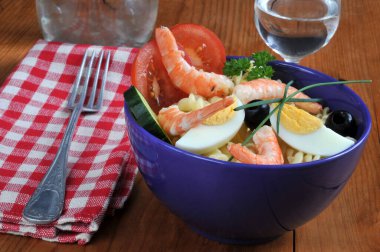 Makarna salatası yakın planda servis edilir.