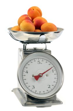 Mutfak ölçeğinde olgun kayısılar beyaz arka planda yakın plan. 