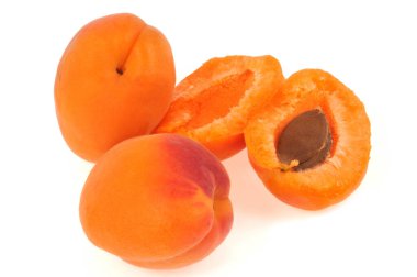 Beyaz arka planda olgun kayısılar