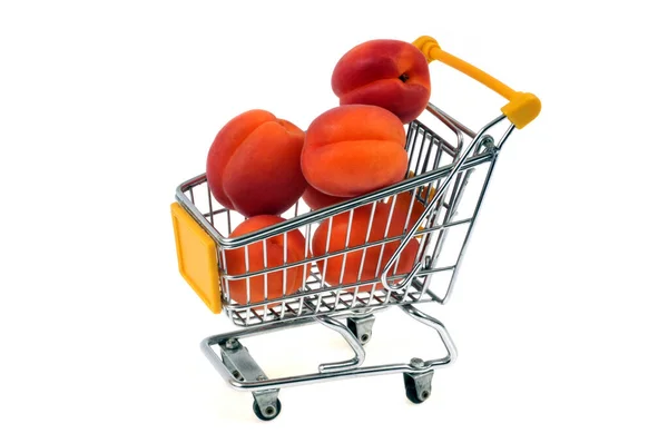 Abricots Dans Chariot Supermarché Gros Plan Sur Fond Blanc — Photo