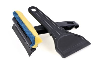 Araba kazıyıcısı ve cam sileceği beyaz arka planda yakın plan 