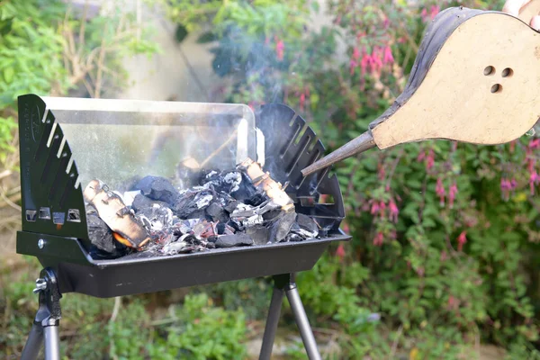 Raviver Les Braises Barbecue Avec Soufflet — Photo
