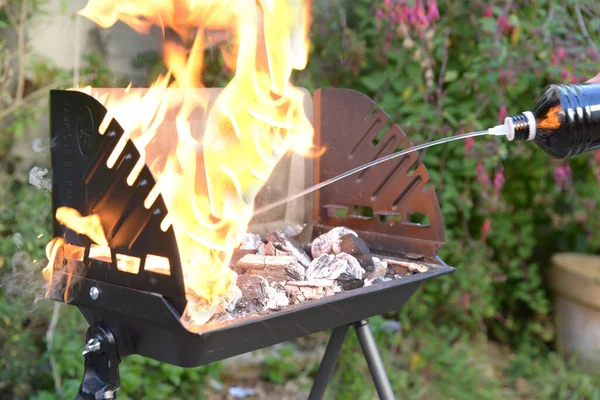 Mettre Liquide Inflammable Sur Les Braises Barbecue Close — Photo