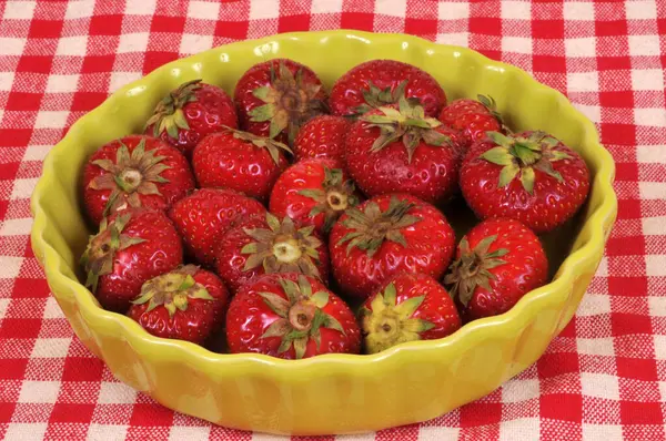 Dish Strawberries Checkered Tablecloth Close — Stock Photo, Image