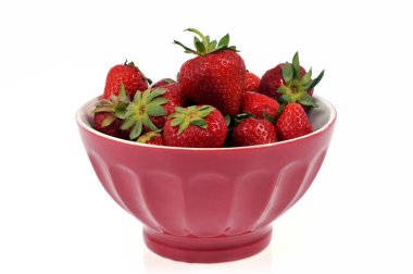 Siyah arka planda bir kase çilek. 