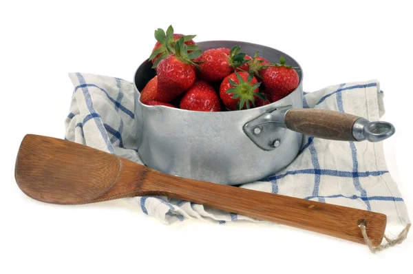 Erdbeeren Einer Pfanne Neben Einem Kochlöffel Großaufnahme Auf Weißem Hintergrund — Stockfoto