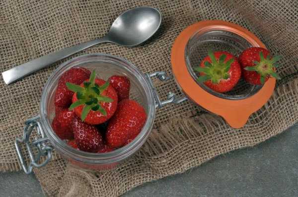 Glas Erdbeeren Nahaufnahme Auf Grauem Hintergrund — Stockfoto