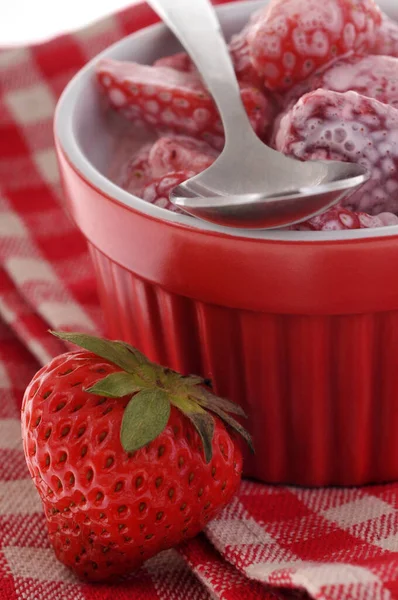 Ramekin Jordgubbar Med Grädde Närbild — Stockfoto