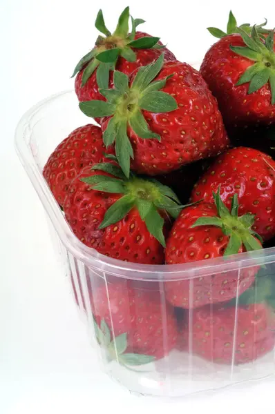 Plastik Tablett Mit Erdbeeren Nahaufnahme Auf Weißem Hintergrund — Stockfoto