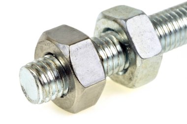 Beyaz arkaplanda cıvata ve fındık yakın plan 