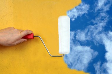 Gökyüzünü bir boya silgisiyle bir duvara boya. 