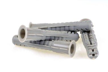 Beyaz arkaplandaki çivileri yakına yerleştir 