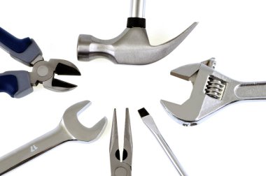 Beyaz arkaplanı kapatan çeşitli araçlar