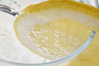 Bir bardak karbonatlı sodanın içine limon dilimi. 
