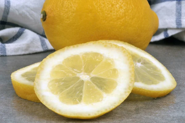 Лимонні Скибочки Цілий Лимон Крупним Планом Сірому Фоні — стокове фото