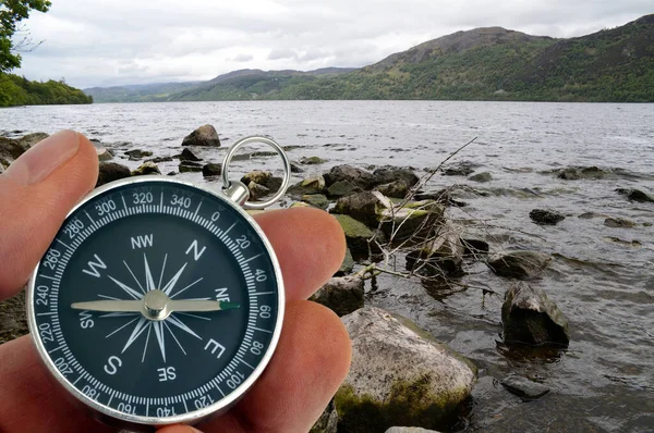 Kompass Handen Med Loch Ness Bakgrunden — Stockfoto