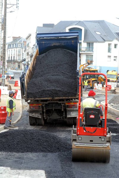 Асфальтовые работы на улице в Ванне во Франции
