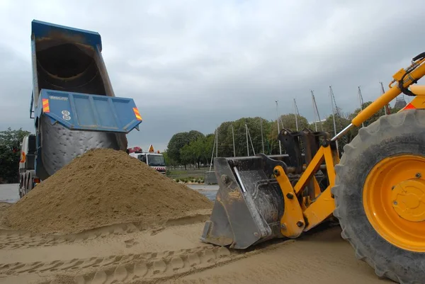 Autocarro Ribaltabile Che Svuota Suo Carico Sabbia Cantiere — Foto Stock