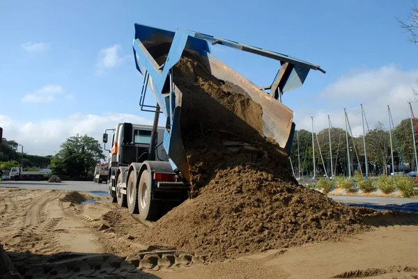 Dump Truck Legen Van Zijn Lading Zand Een Bouwplaats — Stockfoto