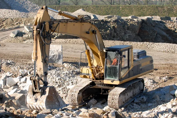 ブルターニュの石切り場の掘削機 — ストック写真