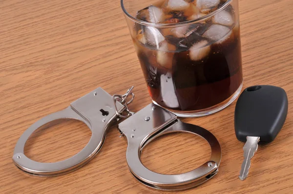 Μεθυσμένη Έννοια Οδήγησης Χειροπέδες Ένα Κλειδί Αυτοκινήτου Και Ένα Ποτήρι — Φωτογραφία Αρχείου