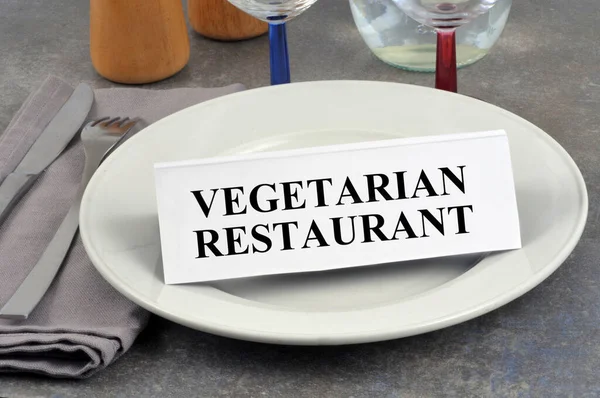 Talíř Zblízka Kartonem Kterém Napsána Vegetariánská Restaurace — Stock fotografie