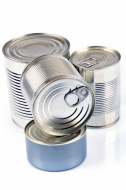 Farklı boyutlarda teneke kutular beyaz arkaplanda kapanır