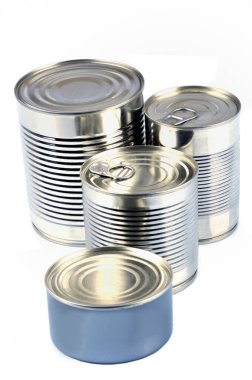 Farklı boyutlarda teneke kutular beyaz arkaplanda kapanır 