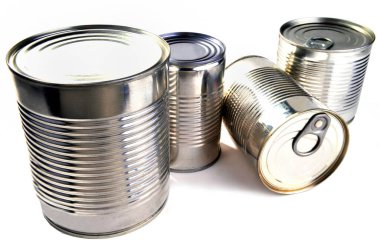 Farklı boyutlarda teneke kutular beyaz arkaplanda kapanır 