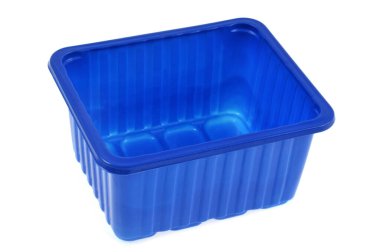 Beyaz arka planda mavi plastik yiyecek kabı