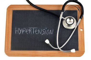 Üzerinde hipertansiyon yazan bir steteskop ile okul sayfası.