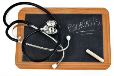 Üzerinde sedef hastalığı yazan bir steteskop ile okul sayfası.