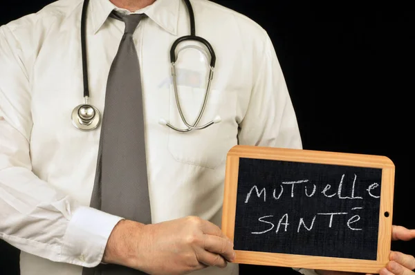 Doktor, karşılıklı sağlık üzerine yazılmış bir okul tahtası tutuyor. 