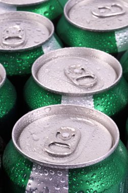 Taze soda kutularına yakın çekim 